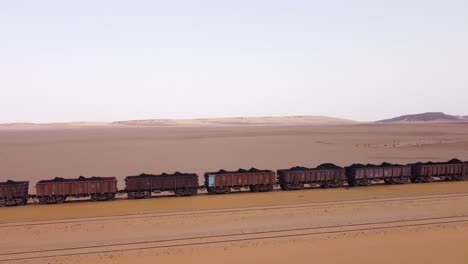 Drohnenaufnahme-Eines-Eisenerzzuges-In-Der-Wüste,-Mauretanien