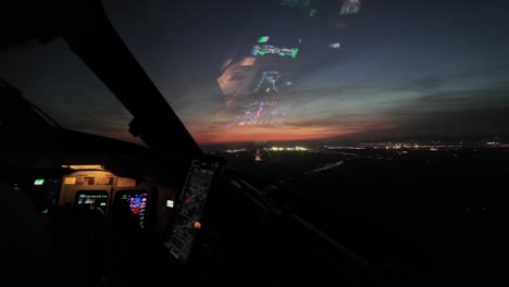 Vista-Nocturna-De-Aproximación-En-Tiempo-Real-Desde-La-Cabina-De-Un-Avión-Durante-La-Aproximación-Al-Aeropuerto-De-Palma-De-Mallorca,-Con-La-Pista-Delante