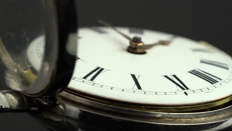 primer plano de un reloj de bolsillo antiguo