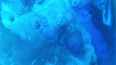 fondo azul abstracto de colores psicodélicos pintando en movimiento