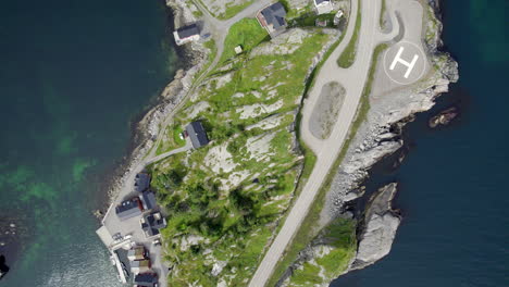 Toma-De-Arriba-Hacia-Abajo-De-Hamnoy-En-Un-Día-Soleado-Con-Helipuerto