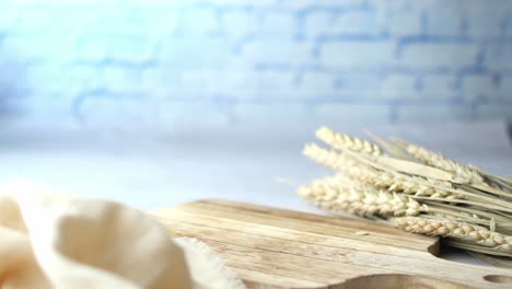 recoger a mano un frasco de granola musli,