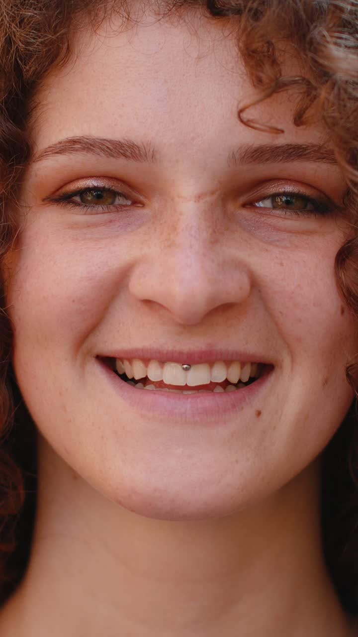 Mulher jovem feliz sorrindo olhando para longe sonhando descansando boas notícias sentir-se satisfeito na rua da cidade