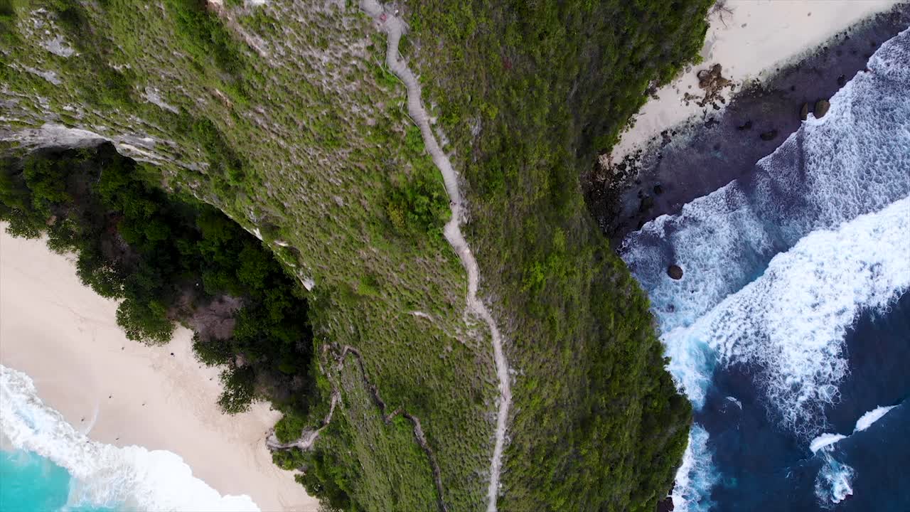 Tursti på Nusa Penida-øya til Kelingking Beach på Bali, luftfoto ovenfra