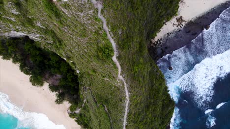 ruta de senderismo en la isla de nusa penida hasta la playa de kelingking en bali, vista aérea de arriba hacia abajo