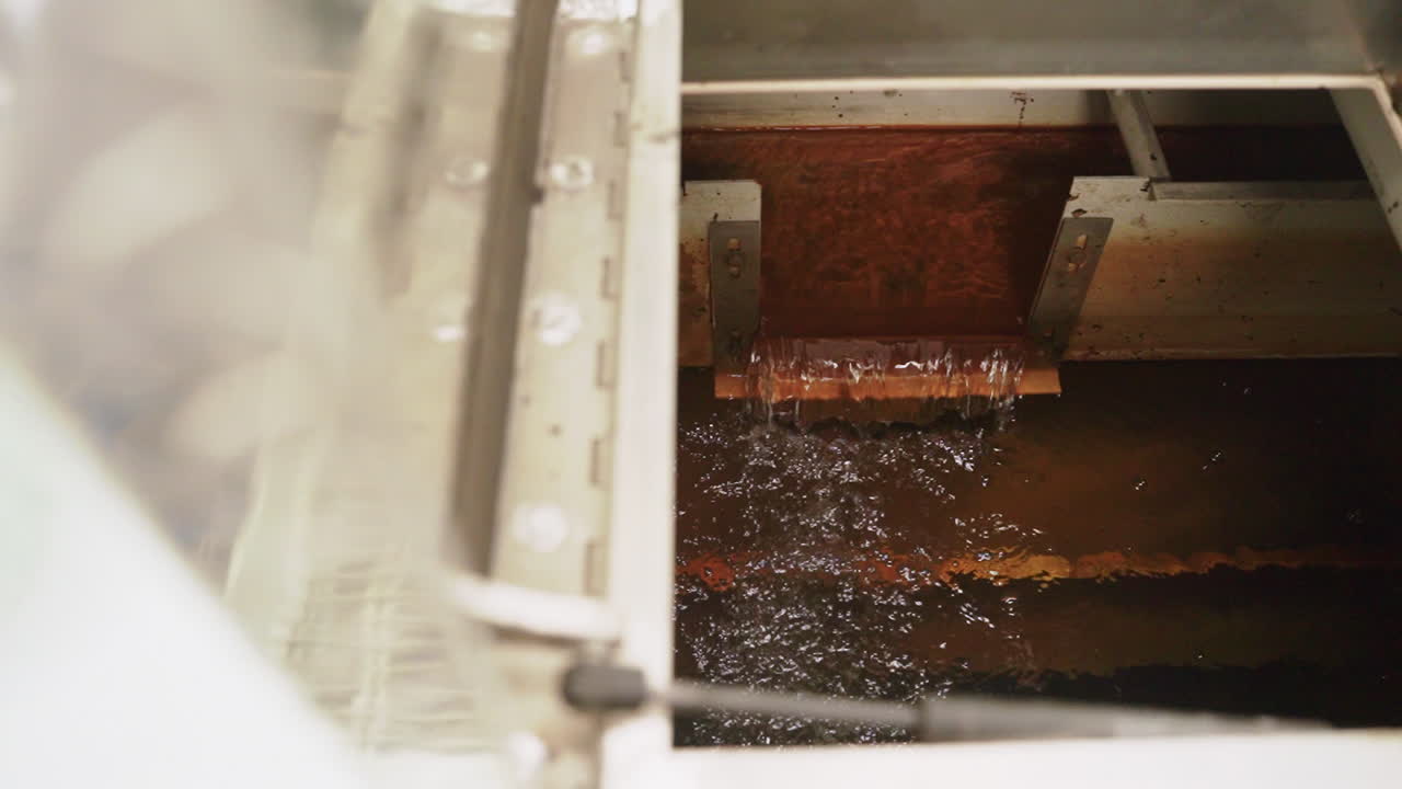 Slowmotion, vand strømmer inde i rensningsanlæggets kanaler