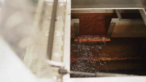 movimiento lento, agua que fluye dentro de los canales de la planta de tratamiento