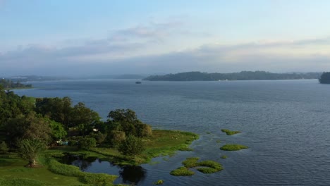 Hermosa-Toma-Aérea-Giratoria-De-Drones-Del-Impresionante-Embalse-De-Guarapiranga-Hecho-Por-El-Hombre-En-La-Parte-Sur-De-São-Paulo,-Brasil,-Cerca-De-Interlagos-Con-Playas,-Puertos-Deportivos-Y-Vida-Silvestre-En-Una-Tarde-De-Otoño