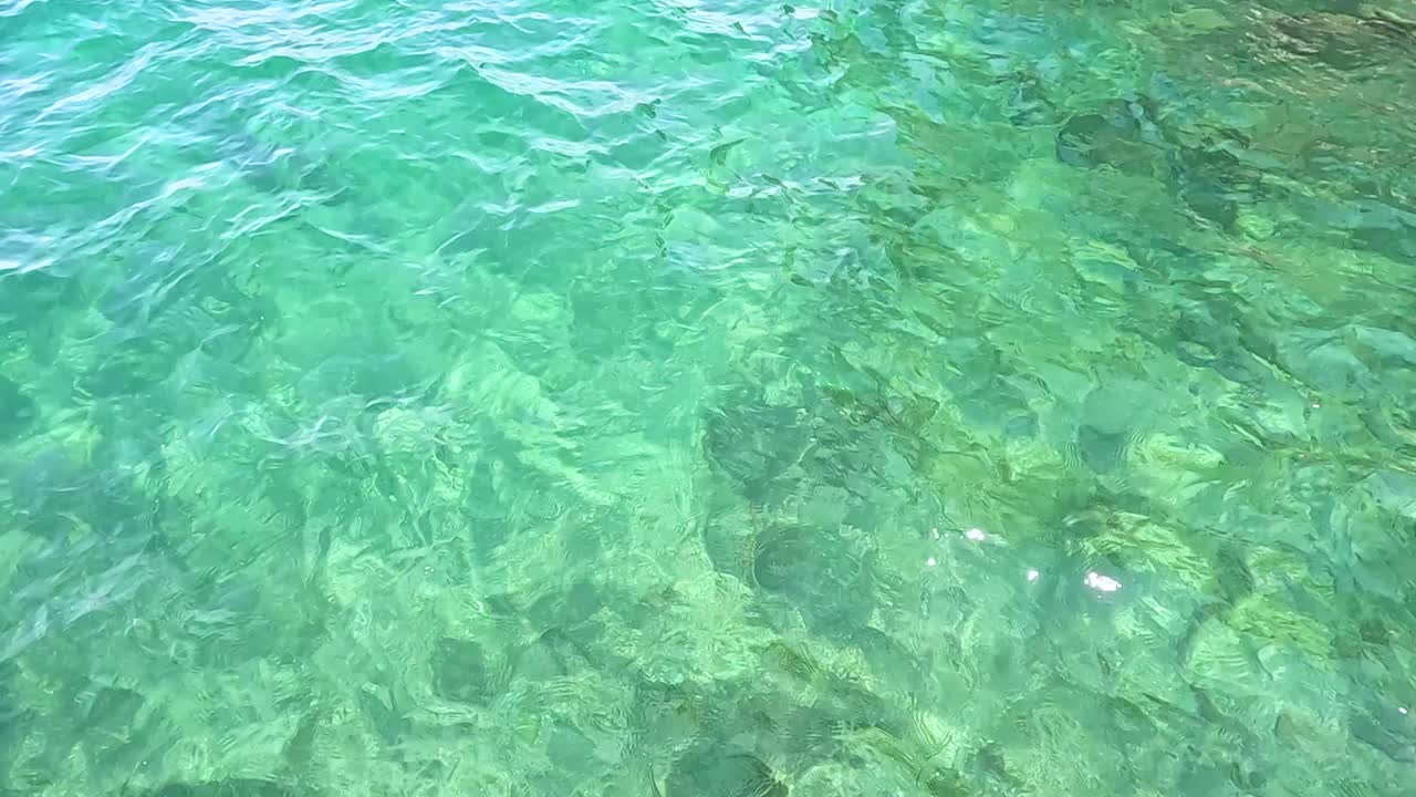 눈에 보이는 수중 바위와 함께 크리스탈처럼 은 물