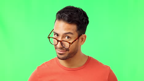 gafas, cara y hombre en un estudio con verde
