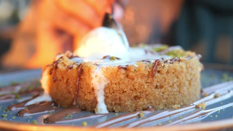 un delicioso postre con helado