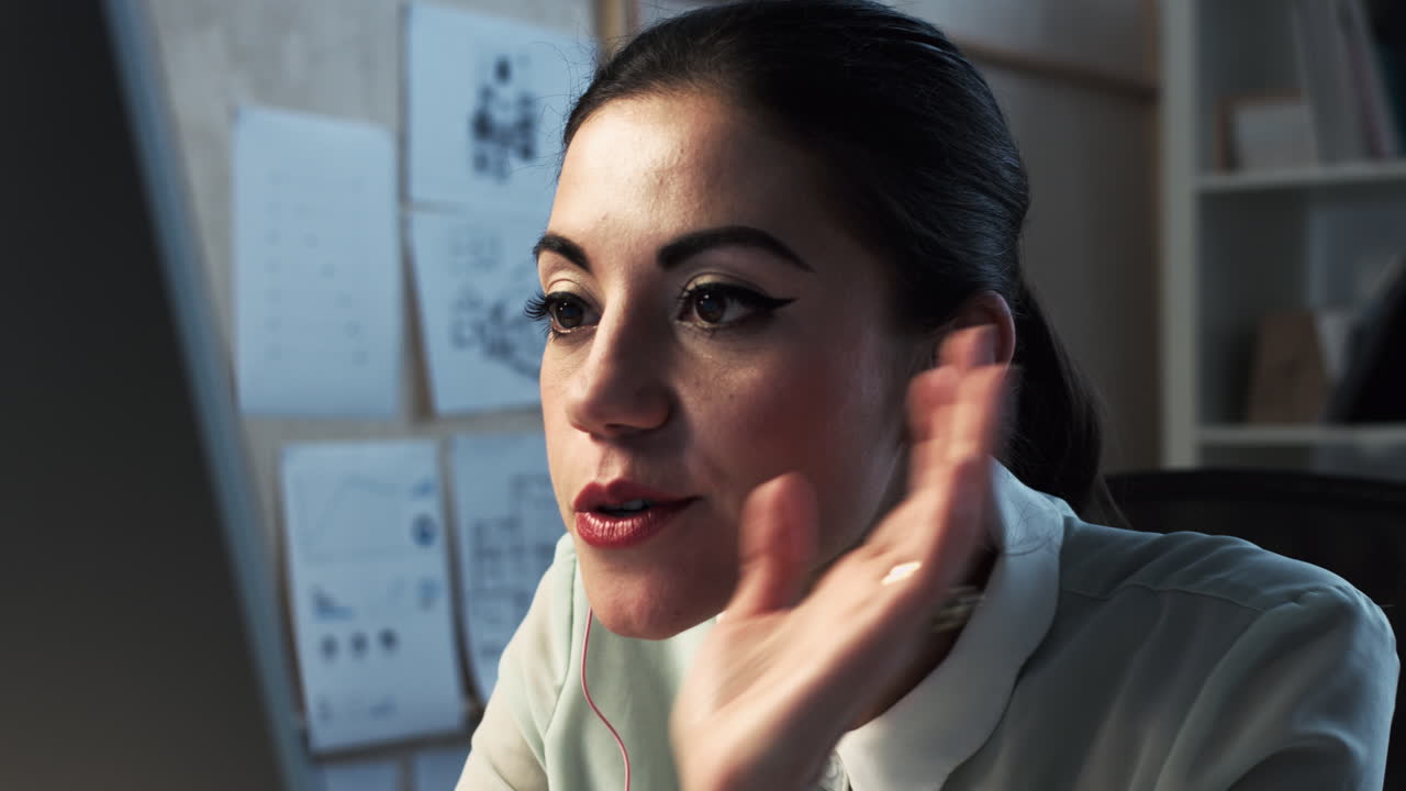 mujer usando mensajería de video por computadora tarde en la noche oficina en casa