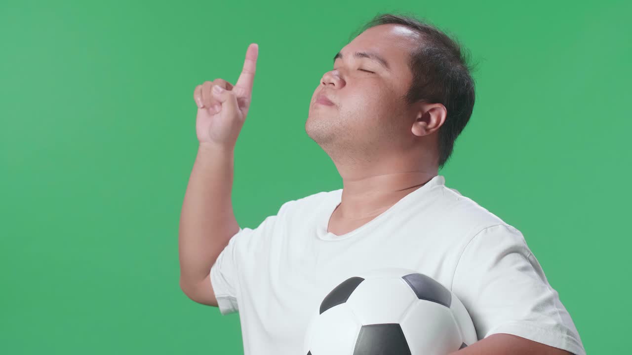 축구공을 들고 흥분하고 축하하는 남자