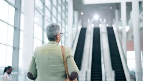 Zurück,-Frau-Und-Im-Bürogebäude-Zur-Rolltreppe