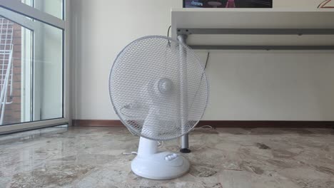 ventilador en casa calor de alta temperatura