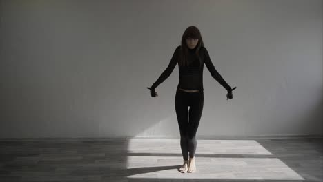 mujer bailando en un estudio