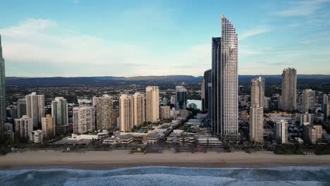 Antena-Matutina-Del-Horizonte-De-Surfers-Paradise-Moviéndose-Paralelo-A-La-Playa,-Gold-Coast,-Queensland,-Australia-20230502