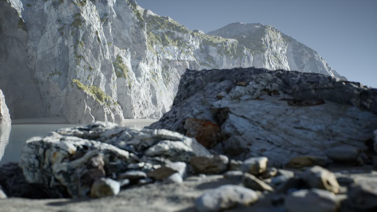 포르투갈 의 대서양 해안 에 있는 바위 들 사이 에 있는 모래 해변