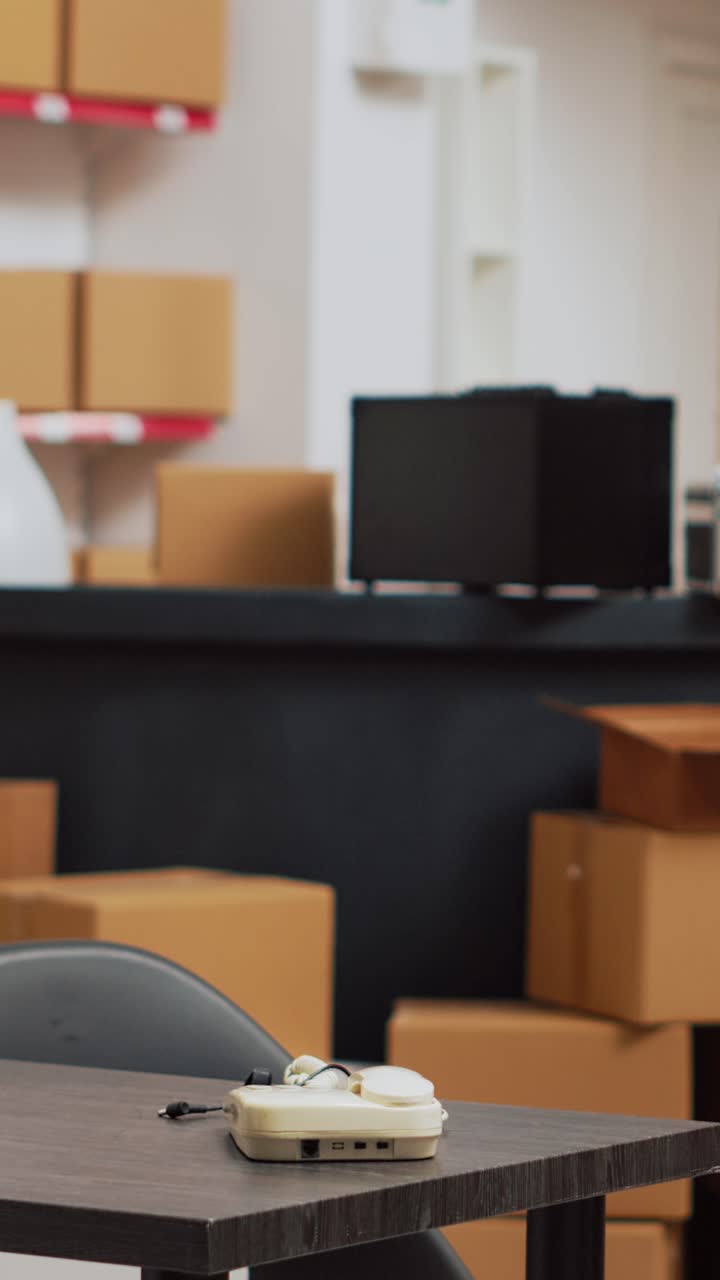 Vídeo vertical: depósito vazio com mesa de escritório e prateleiras