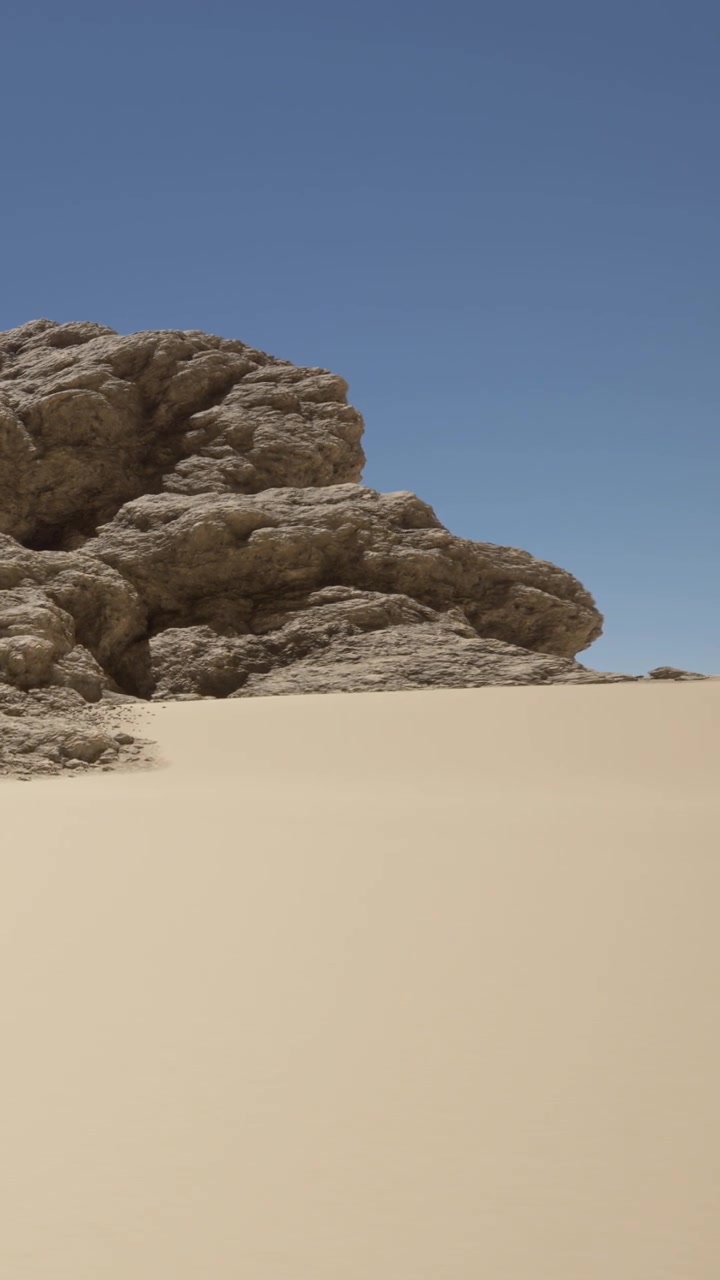 Formazione rocciosa in un paesaggio desertico con cielo azzurro limpido e sabbia.