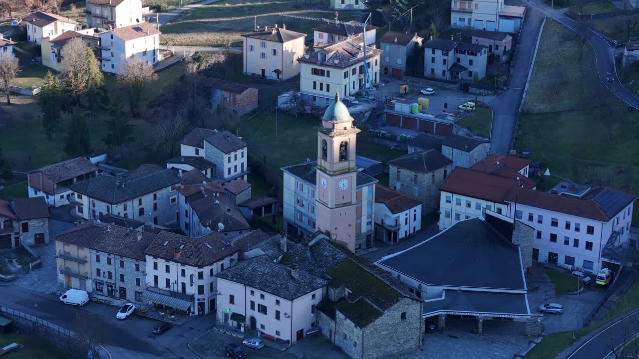 Veduta aerea del borgo di Morfasso con chiesa, case e paesaggio rurale in provincia di Piacenza, regione Emilia-Romagna, Italia settentrionale.