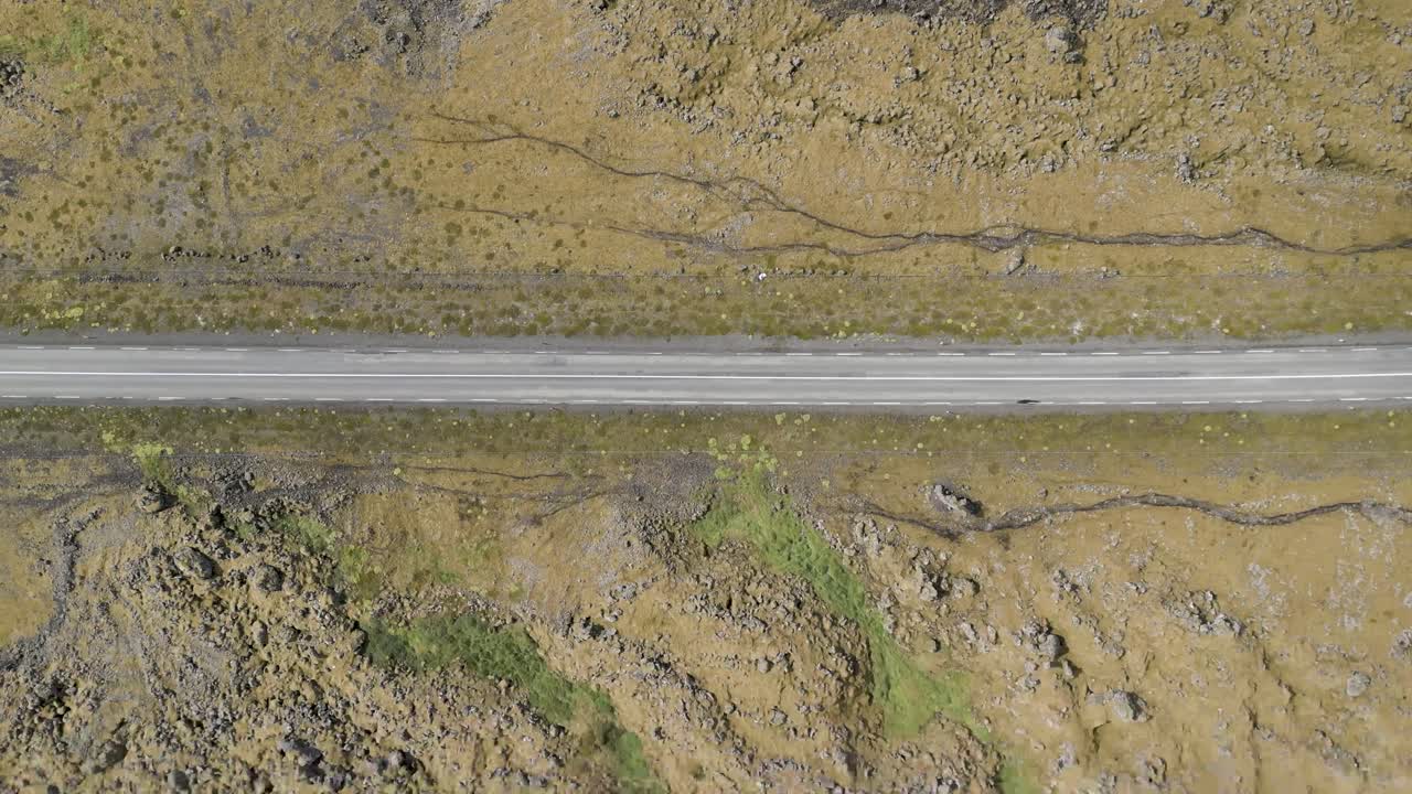 vista superior de la conducción de automóviles en la carretera asfaltada