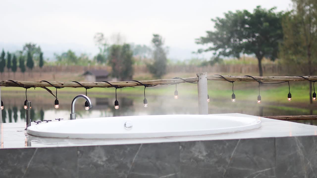 야외 욕조는 증기 물로 채워집니다.