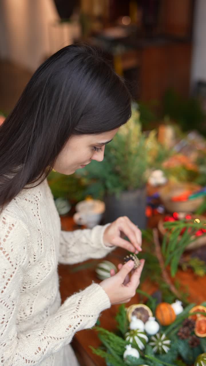 mujer haciendo decoraciones navideñas