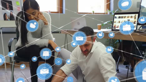 red de iconos de redes sociales animación sobre personas que trabajan en la oficina
