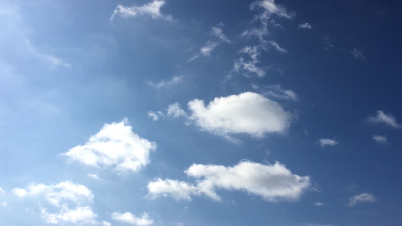 hermosas nubes con fondo de cielo azul. cielo con nubes tiempo naturaleza nube azul. cielo azul con nubes y sol.