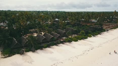 Fantástico-Vuelo-Aéreo-Que-Vuela-Desde-Arriba-Hacia-Abajo-Con-Un-Dron-De-Grúa-Disparado-Frente-A-Un-Bonito-Complejo-De-Lujo