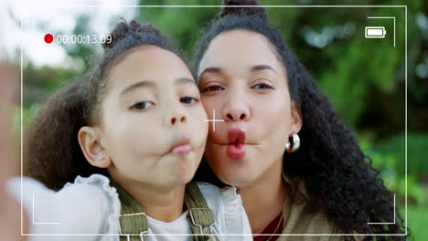 selfie, video y madre con hijo en el parque haciendo