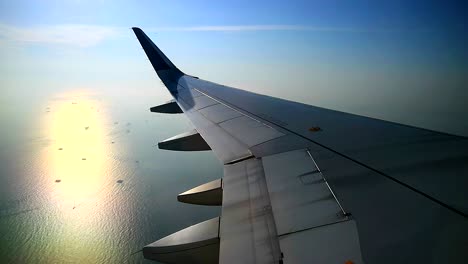 Reflejo-Del-Sol-De-La-Mañana-En-El-Océano,-Vista-Desde-Las-Ventanas-Del-Avión