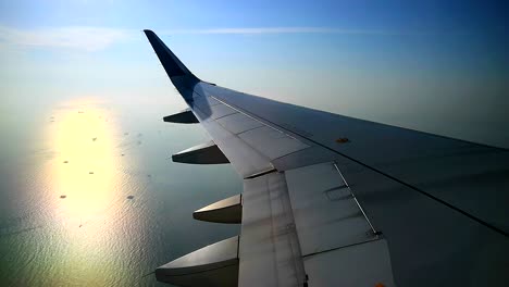 reflejo del sol de la mañana en el océano, vista desde las ventanas del avión