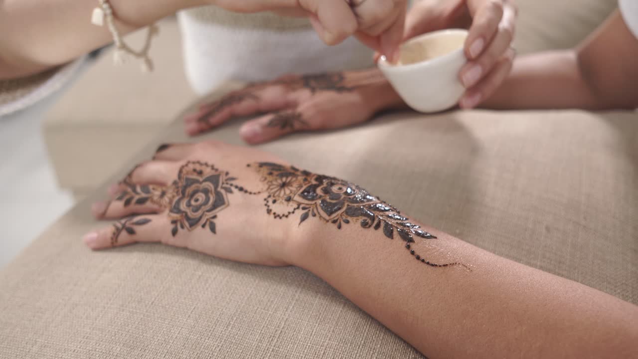 Applicazione di tatuaggio all'henné