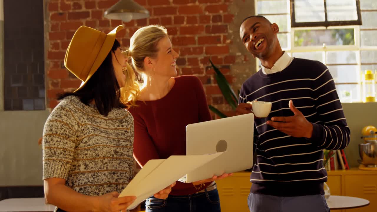 ejecutivos discutiendo sobre documentos y computadoras portátiles 4k