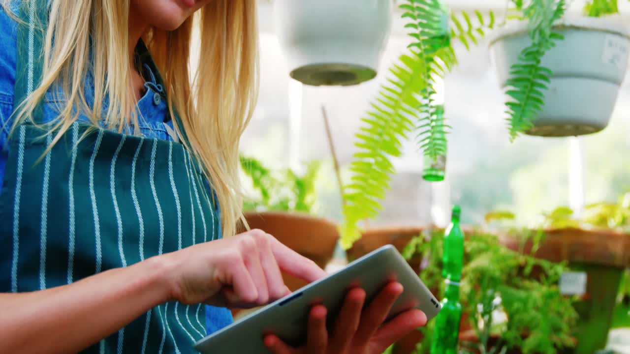 디지털 태블릿을 사용 하여 웃는 여자