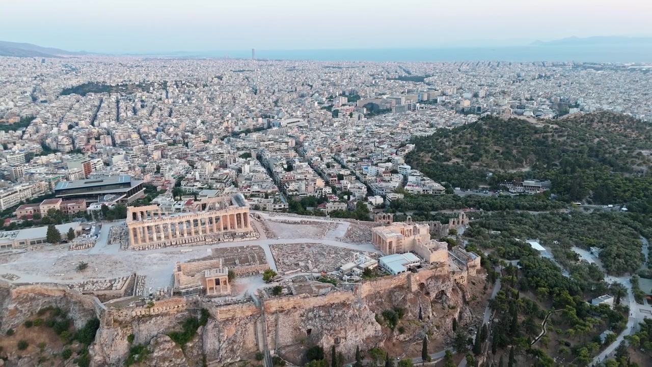 L'Acropoli di Atene con l'Odeon di Erode Attico domina quartieri estesi con il Golfo Saronico in lontananza.