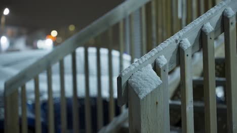 barandilla de la entrada de la casa cubierta de un ligero polvo de nieve