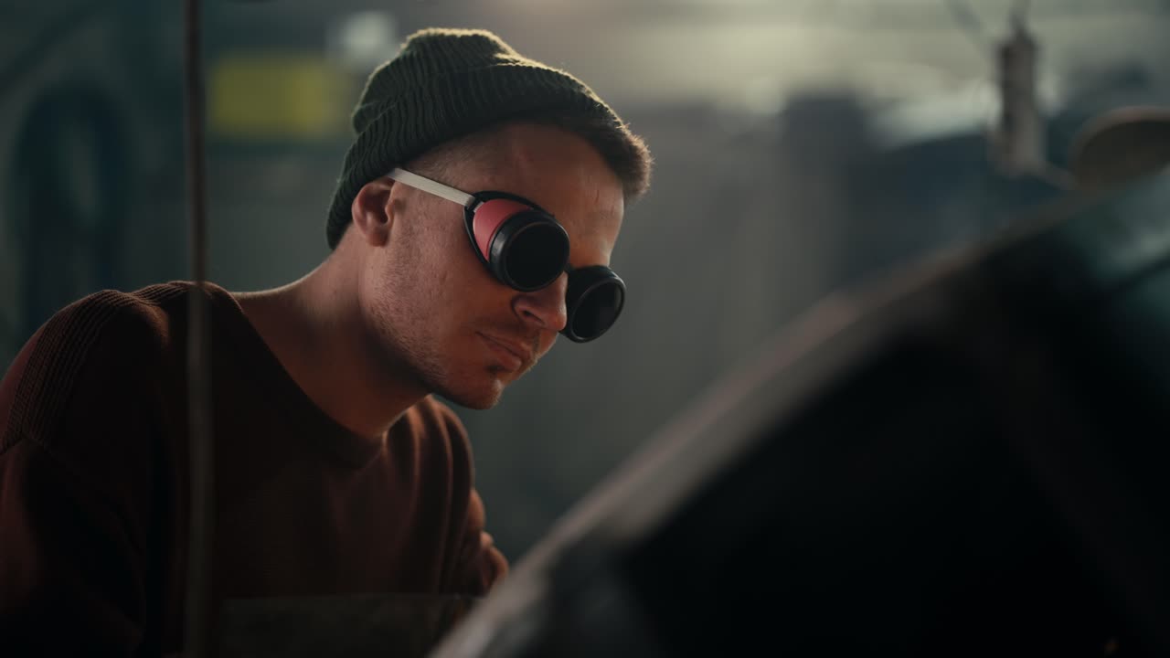 전문성의 스파크: 용접의 예술을 익히는. 보호 유리 기계는 용접 반사에서 스파크로 작업합니다.