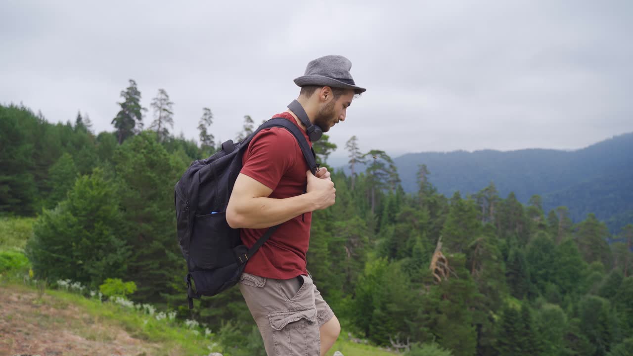 feliz y turista gratis en el borde del acantilado.