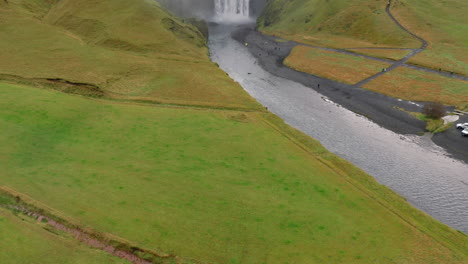 Luftaufnahme-Des-Skogafoss-Wasserfalls-An-Einem-Bewölkten-Tag