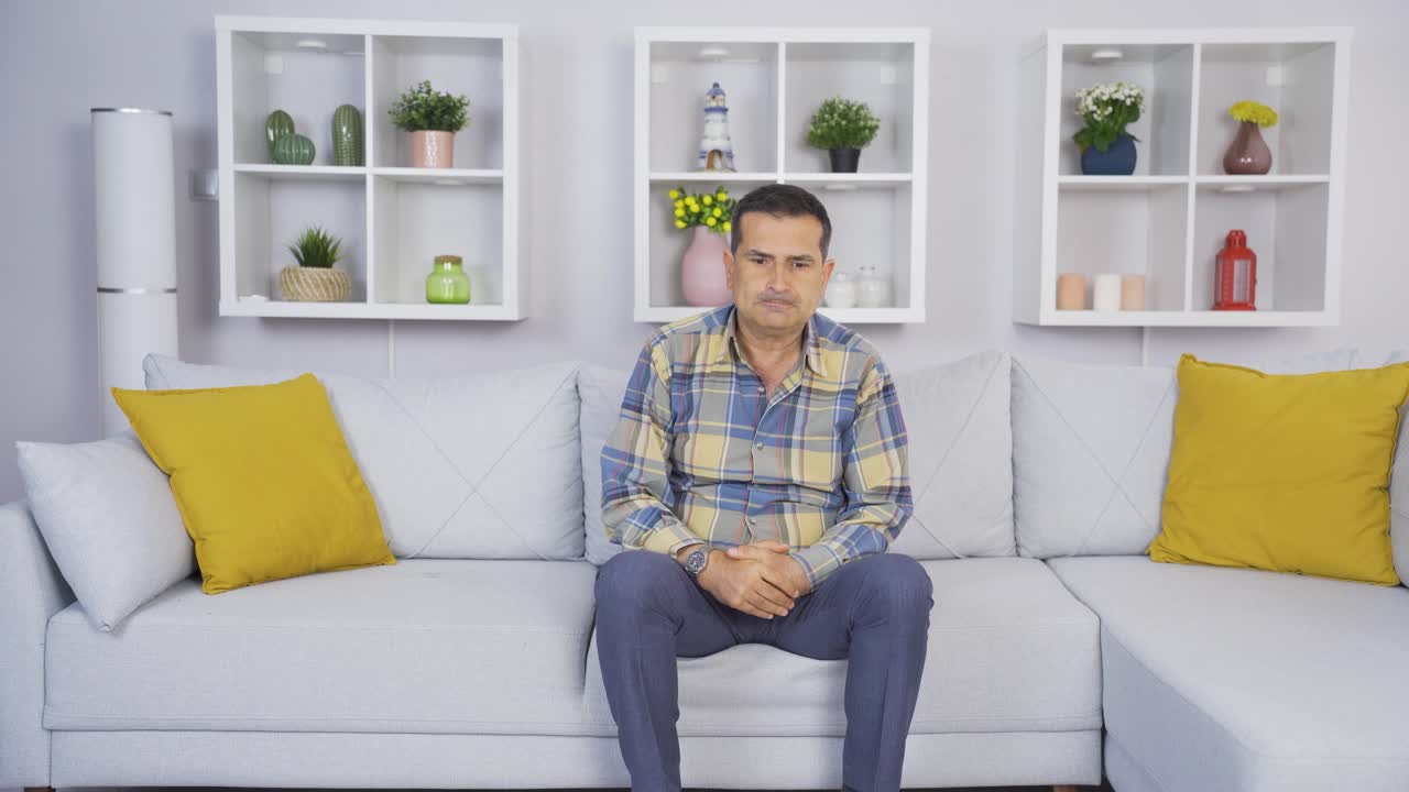 Uomo anziano stressato a casa
