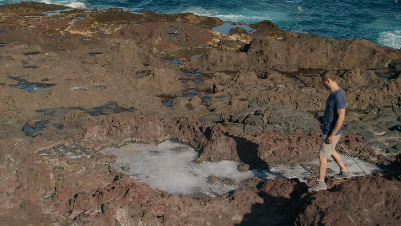 화산 해변 에서  ⁇ 고 있는 남성 관광객