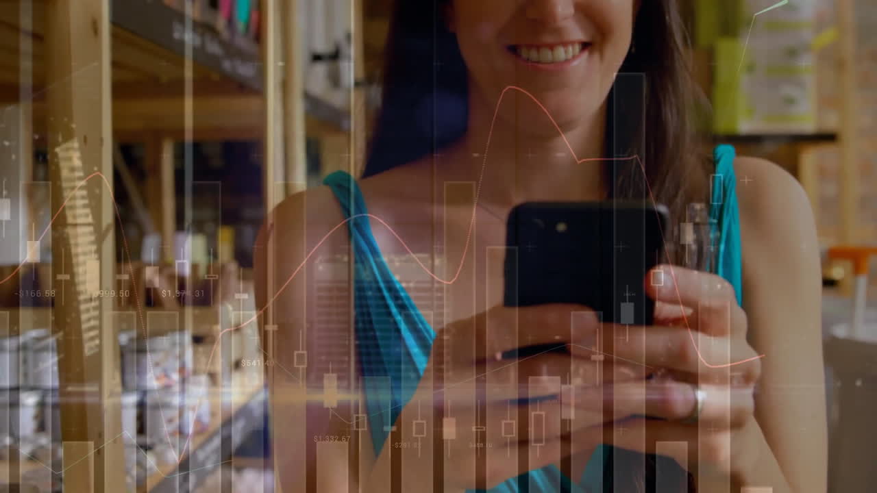 animación de procesamiento de datos financieros sobre mujer caucásica usando teléfono inteligente en la tienda