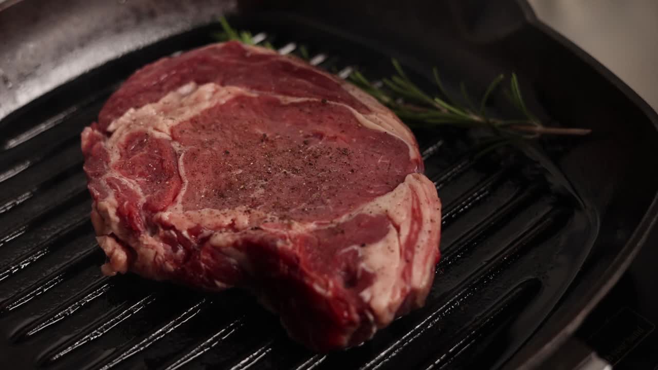cocinar un filete de costillas en una sartén de hierro fundido