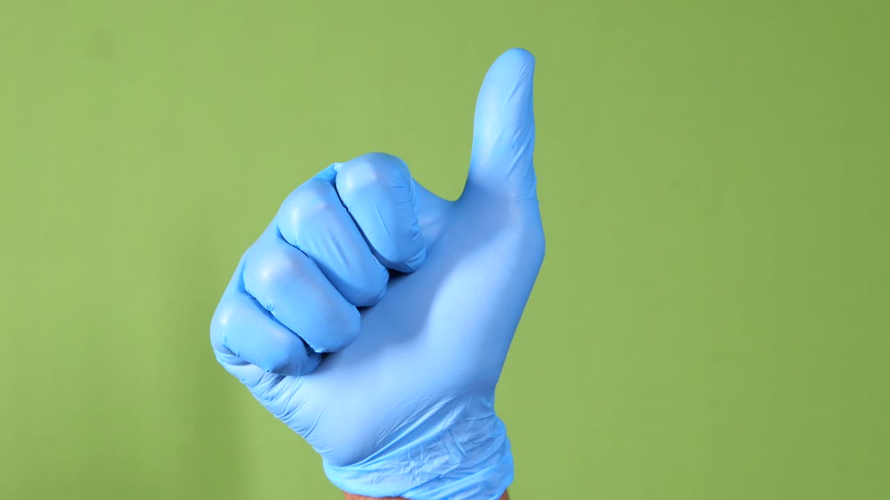 mano con guantes médicos azules