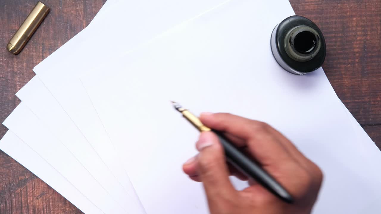 Scrittura a mano con una penna stilografica