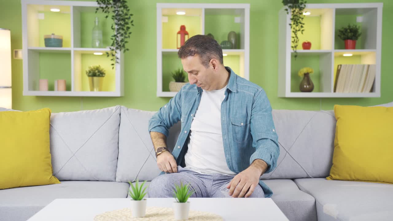 한  ⁇ 도 없는 중산층 남자는 불행합니다.