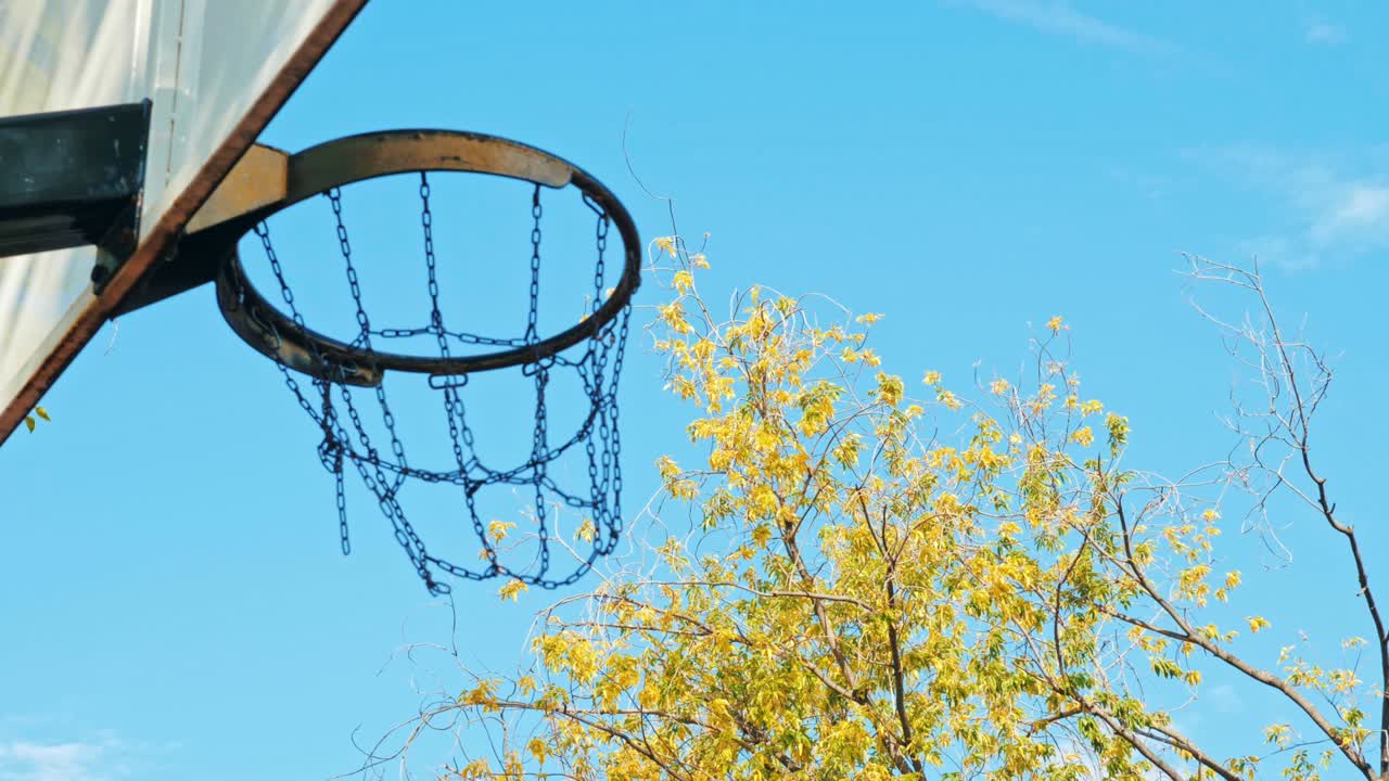 una pelota de baloncesto vuela hacia la canasta.